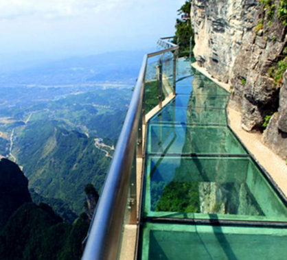 天门山的“玻璃景点” 成湖南旅游新时尚
