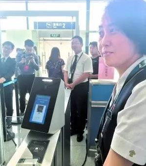 广州机场将实现＂刷脸＂登机 整容需及时更新证件照